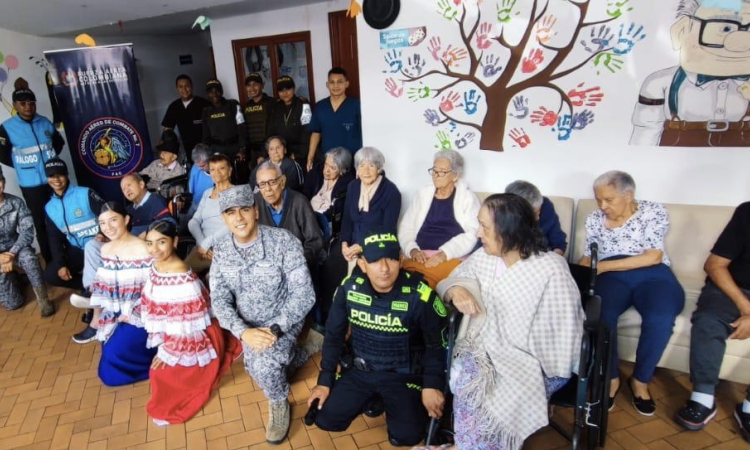 Abuelitos de Popayán disfrutaron de diferentes actividades desarrolladas por su Fuerza Aérea y la Policía Nacional