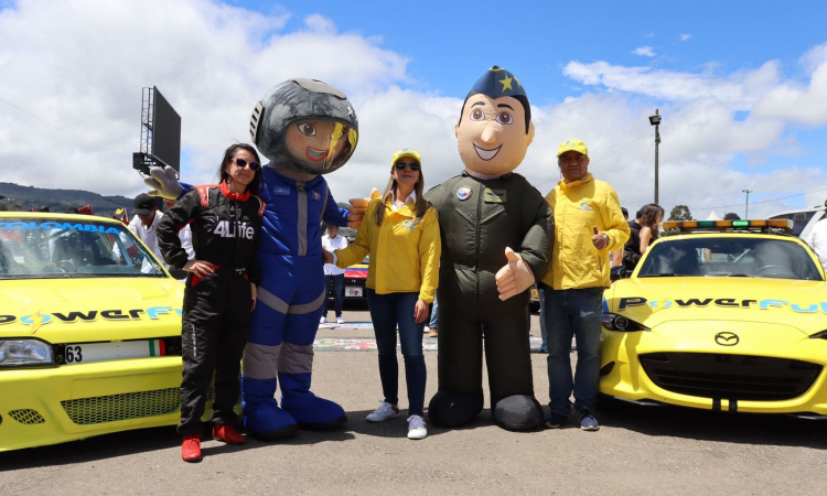 Homenaje a los héroes en la Carrera automovilística TC2000