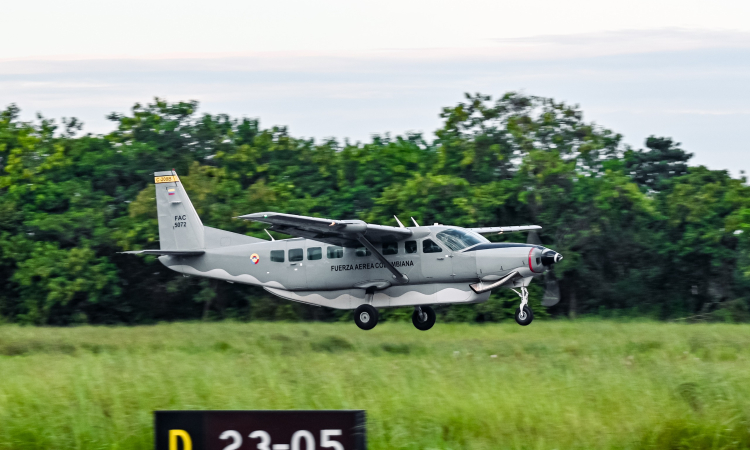 Aeronaves que apoyan misiones humanitarias reciben reconocimiento por récord de operación