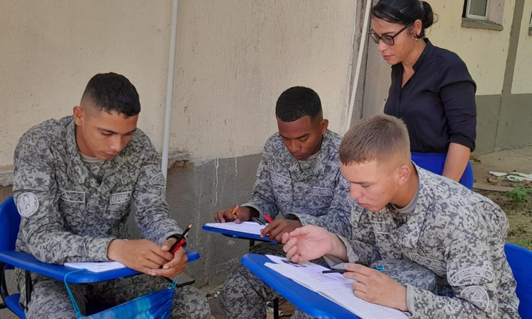 Soldados de la Fuerza Aérea Colombiana estudian su bachillerato mientras prestan su servicio militar