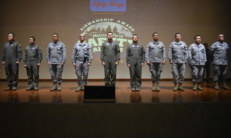 Reconocimiento 'Airmanship Award' fue otorgado al Comando Aéreo de Combate No.1 en Puerto Salgar, Cundinamarca