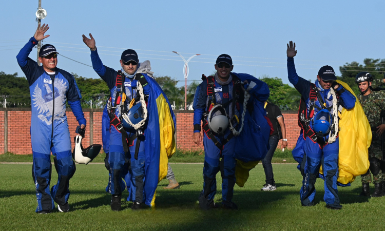 Equipo Águila de Gules realiza demostración de paracaidismo en el  Casanare