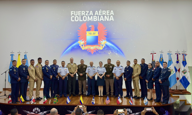 Graduación de pilotos internacionales en Melgar: preparados para volar un helicóptero