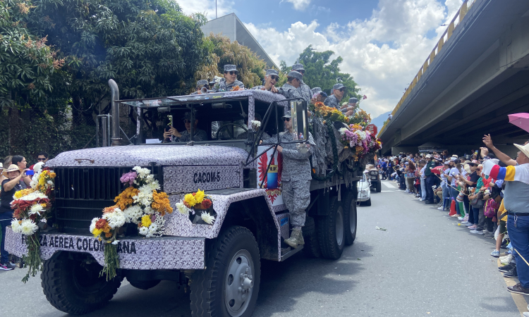 Desfile de Autos Clásicos y Antiguos durante la Feria de las Flores 