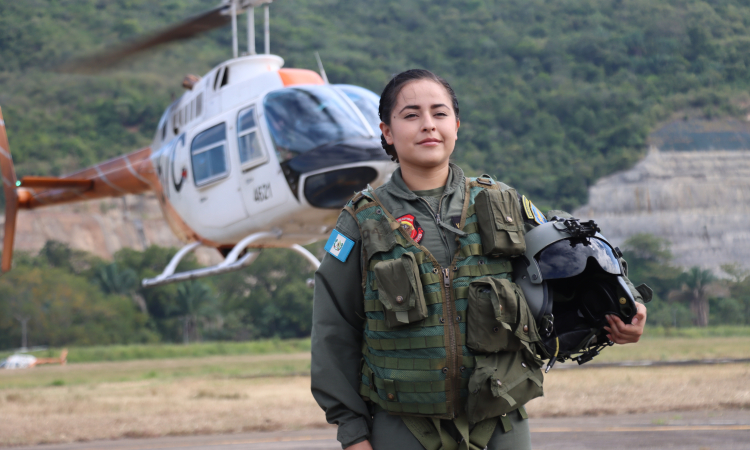 Subteniente de Guatemala alcanza un hito, al formarse como piloto en Colombia