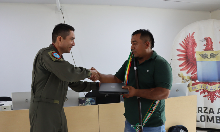 Entrega de aula virtual transforma la educación en la comunidad indígena Nasa