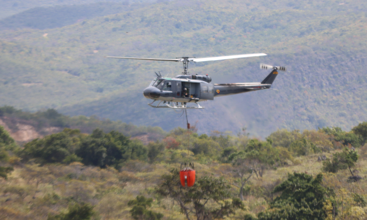 Emergencia en Alpujarra: incendio forestal consume 250 hectáreas, Fuerza Aérea Colombiana apoya extinción