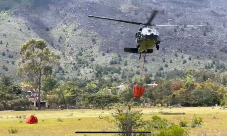 Con sistema Bambi Bucket la Fuerza Aérea Colombiana ataca incendio en Villa de Leyva, Boyacá