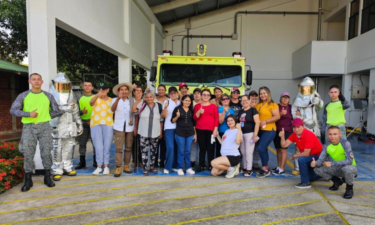 Como pilotos y bomberos aeronáuticos, adultos mayores vivieron experiencia inolvidable