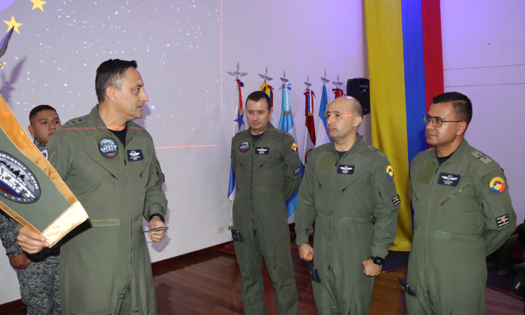 Premio "Airmanship Award" otorgado al Comando Aéreo de Combate No. 4