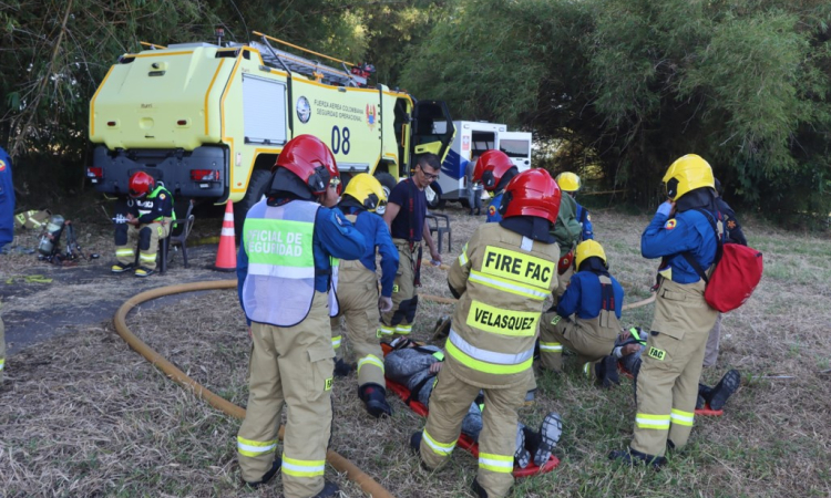 Habilidades de los Bomberos Aeronáuticos de la Fuerza Aérea son fortalecidas por el SENA