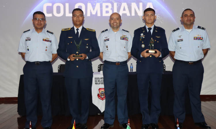 Oficiales culminaron con éxito su formación como piloto básico de helicóptero 