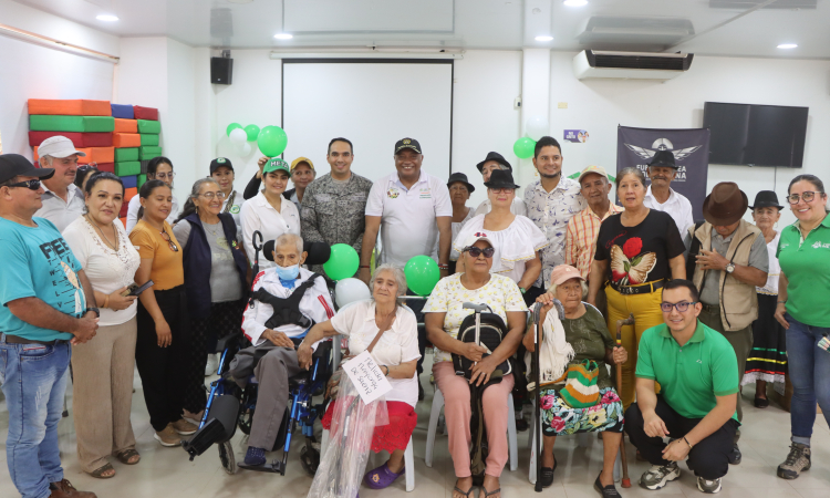 Entrega de silla de ruedas en La Macarena