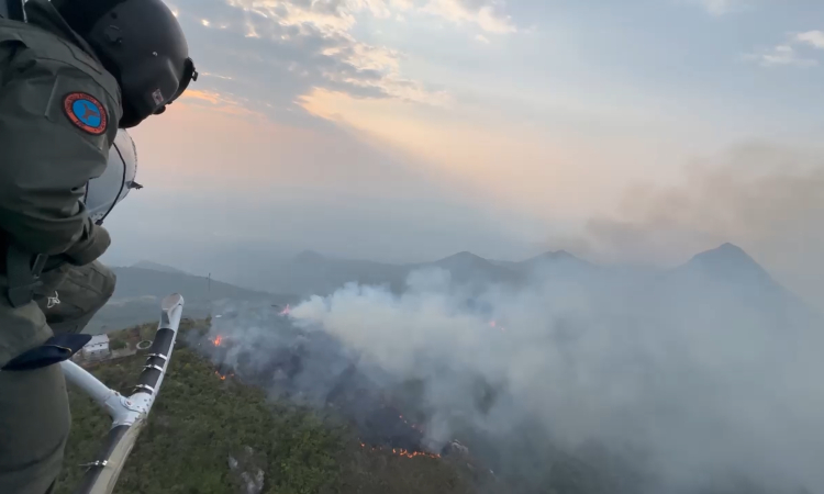 Fuerza Aérea Colombiana apoya a controlar incendio forestal en el cerro La María