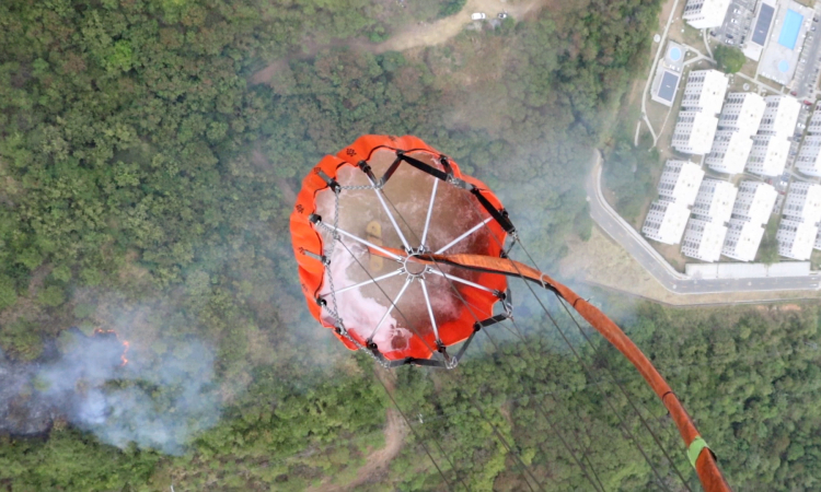 Apoyo aéreo con Bambi Bucket fue clave para extinguir incendio en Yumbo