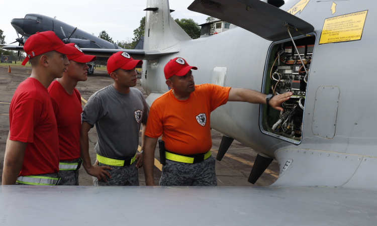 Cadetes y Alumnos de la Fuerza Aérea Colombiana fortalecen su formación académica