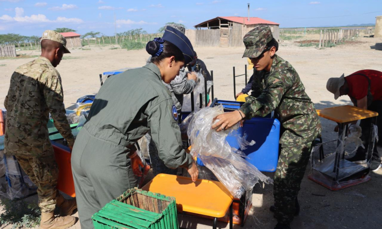 Pupitres escolares fueron entregados a comunidades indígenas en La Guajira