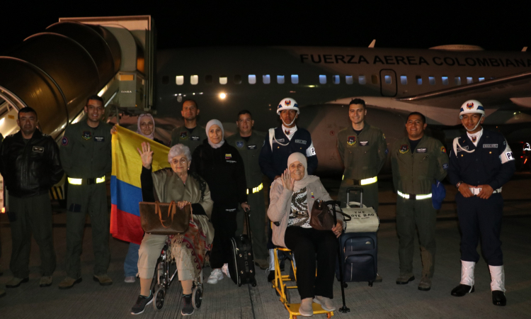 105 connacionales regresan a Colombia desde Beirut, en segundo vuelo humanitario de la FAC