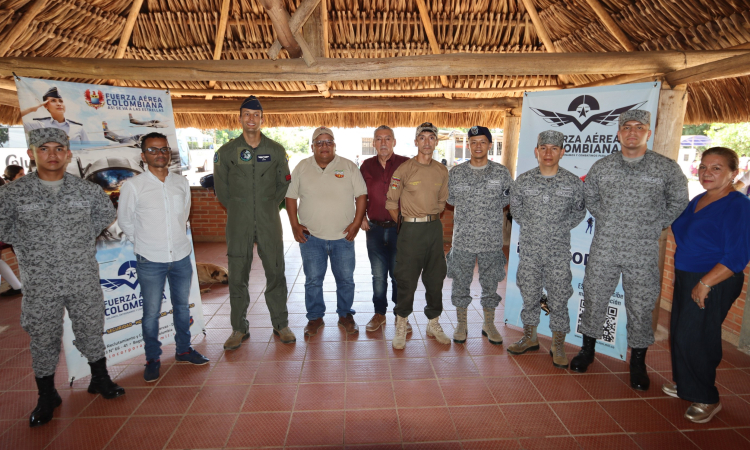 Oferta académica aeronáutica es conocida por comunidad indígena del Meta