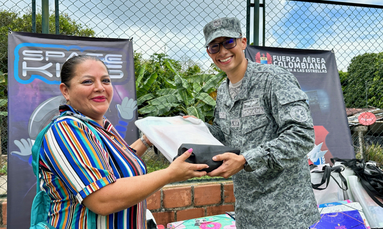 Entrega de kits escolares impulsa la calidad educativa en la zona rural de Melgar