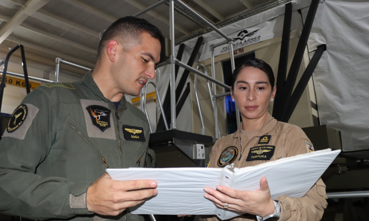 Nuevos instructores de vuelo por instrumentos hacia la excelencia en la aviación militar