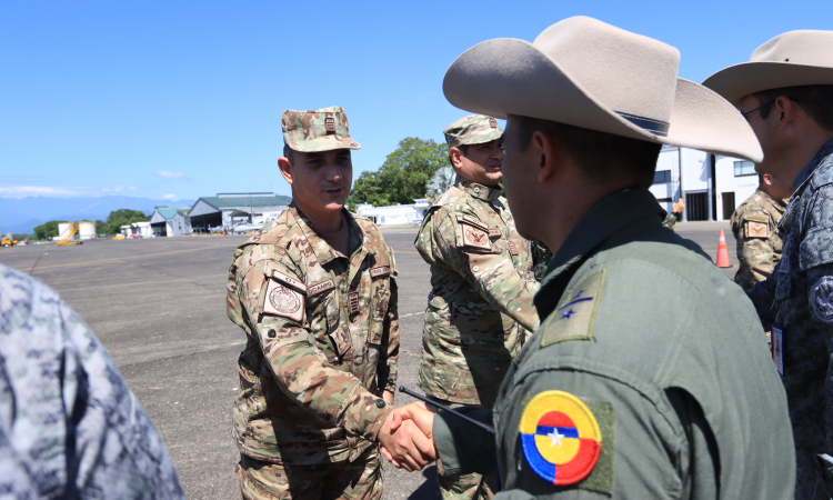 Perú conoce las capacidades militares aéreas en la Orinoquia colombiana