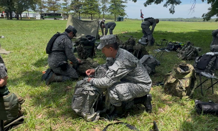 Entrenamiento militar a los futuros Profesionales Oficiales de la Reserva