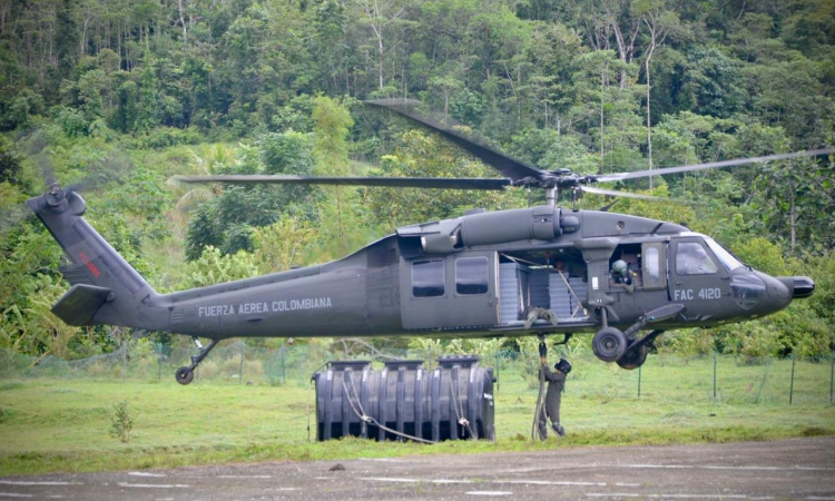 Fuerza Aérea Colombiana transporta elementos vitales para la construcción de alojamiento en Cerro Mecana