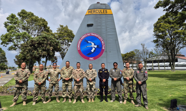 Construcción de lazos que fortalecen las relaciones bilaterales con la Fuerza Aérea del Perú 