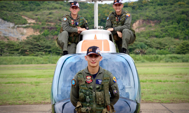 El proceso de formación como piloto de helicóptero: la historia de tres alumnos