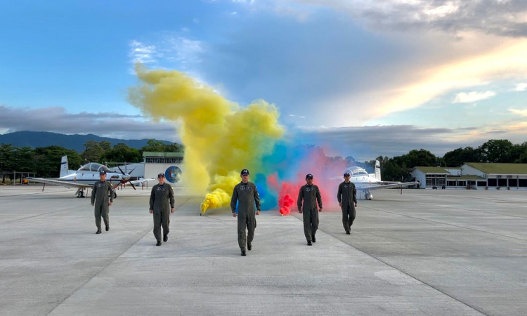 Cinco nuevos pilotos militares: un sueño alcanzado con disciplina y determinación