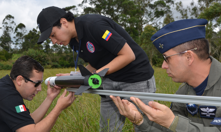 Innovación y ciencia: La Fuerza Aeroespacial Colombiana en el Concurso de Cohetería Deportiva 2024