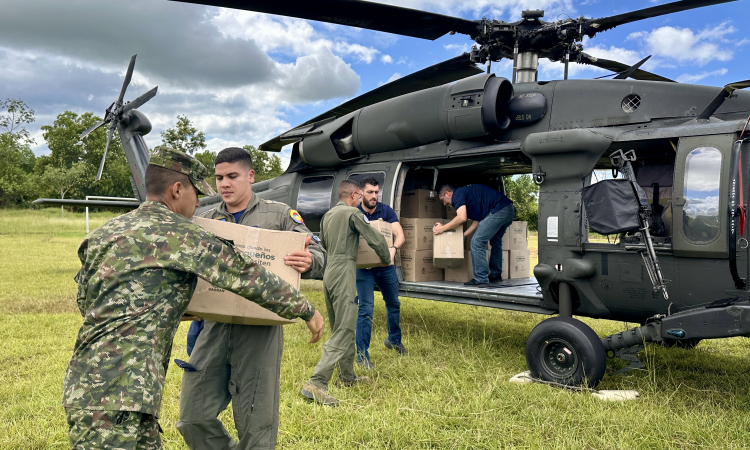 En atención a la emergencia originada por la erupción del volcán Los Aburridos, ocurrido en el corregimiento San José de Mulatos, en Turbo (Antioquia), la Fuerza Aeroespacial Colombiana, FAC, en coordinación con la Gobernación de Antioquia y el Departamento Administrativo de Gestión del Riesgo y Atención de Desastres, Dagran, desplegó una misión humanitaria para asistir a las familias afectadas.   El operativo, realizado con un helicóptero UH-60 Black Hawk que despegó desde el Comando Aéreo de Combate No. 5