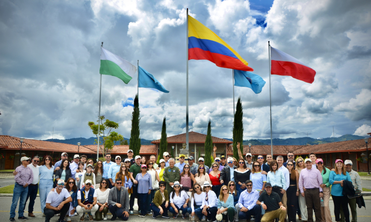 Después de 35 años, Oficiales del curso 63 de la Fuerza Aérea se reunieron en CACOM 5 