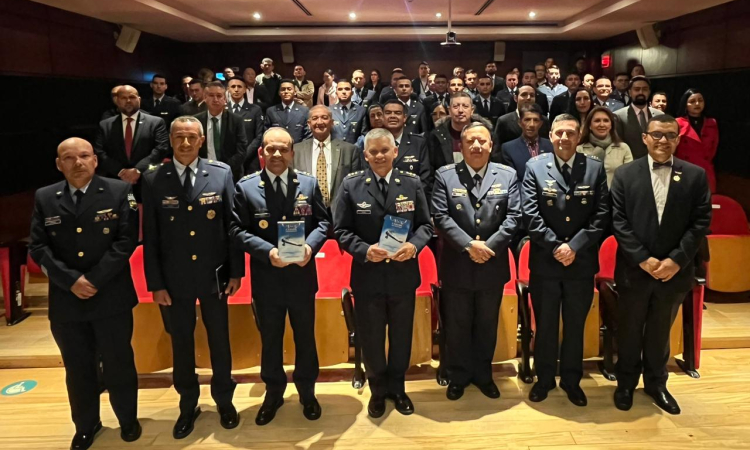 Comando Aéreo de Mantenimiento presenta libro que recopila 100 años de historia