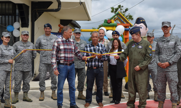 La Fuerza Aeroespacial Colombiana contribuye al desarrollo educativo en Rionegro