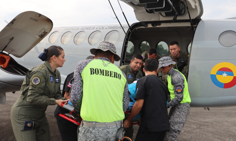 Mujer recibe asistencia médica de la Fuerza Aérea en La Macarena