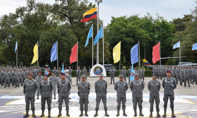 Graduación del primer curso de Soldados Profesionales de su Fuerza Aeroespacial Colombiana