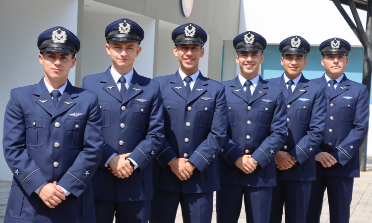 Oficiales chilenos culminan con éxito el curso de helicópteros en Colombia