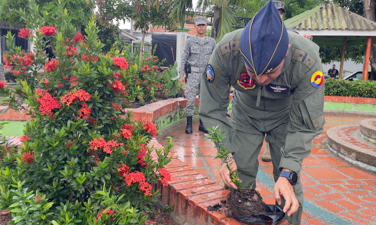 Con reforestación de espacio público comunidad de Malambo es beneficiada 