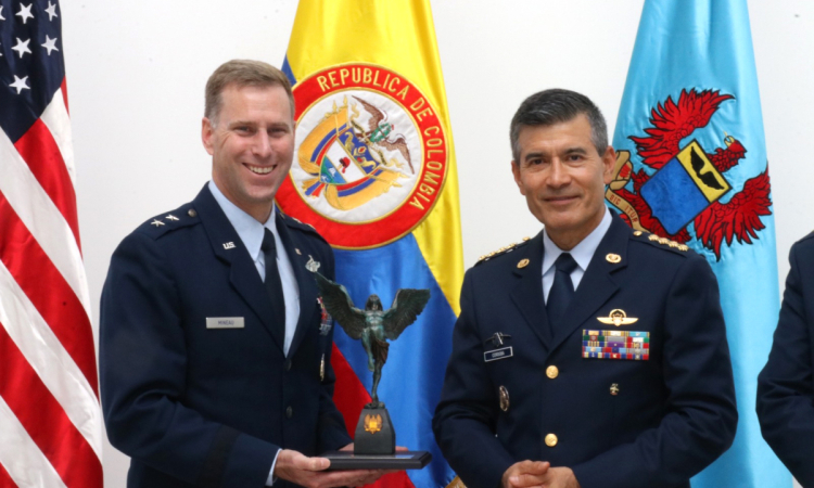 Encuentro estratégico con el Comandante de las Fuerzas Aéreas del Sur EE.UU.