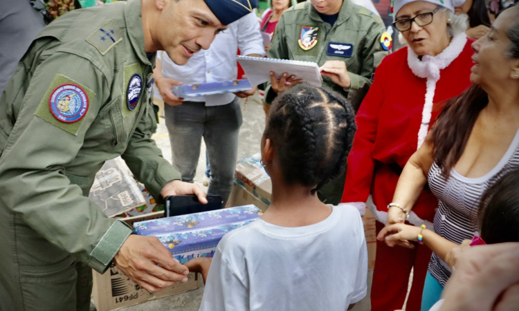 Finalizamos con alegría la entrega de regalos en barrios caleños