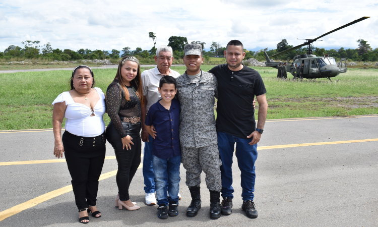 Como reconocimiento a su labor, Soldado vive emotivo reencuentro familiar en Navidad