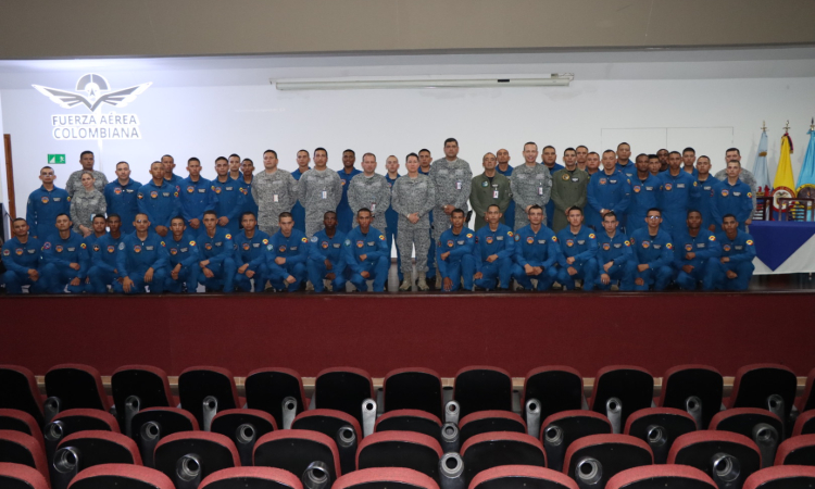 Culmina exitosamente primer curso de bomberos aeronáuticos para Soldados Profesionales