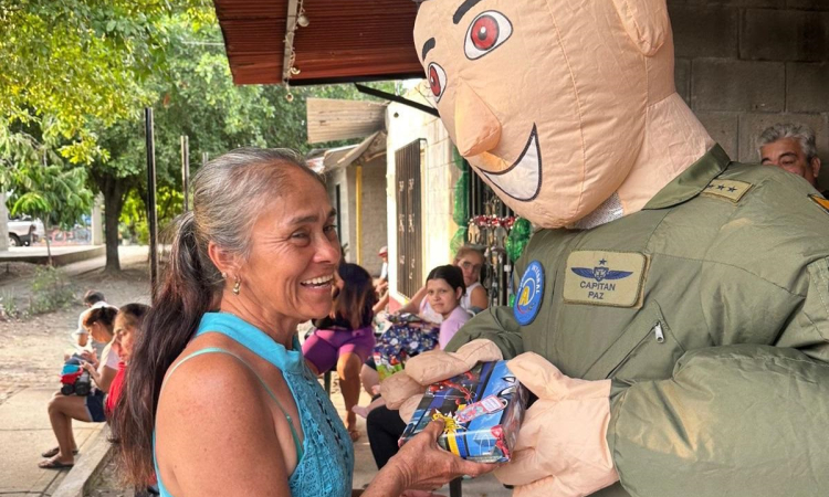 Regalos navideños llevan esperanza y alegría a hogares en el Magdalena Medio