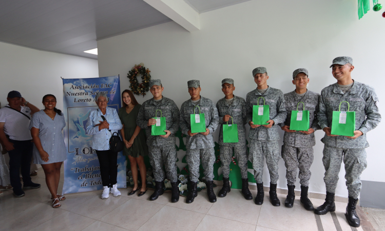 Jóvenes cumplen su servicio militar y regresan orgullosos a casa en navidad 