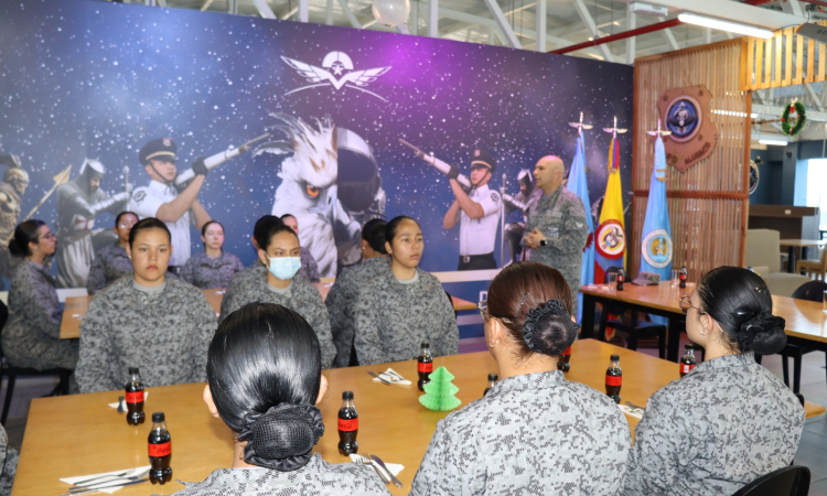 Primeras mujeres que se preparan para prestar el servicio militar en la FAC, celebraron la navidad