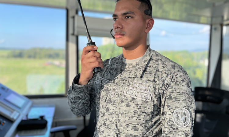 Controladores de tránsito aéreo: guardianes del cielo colombiano