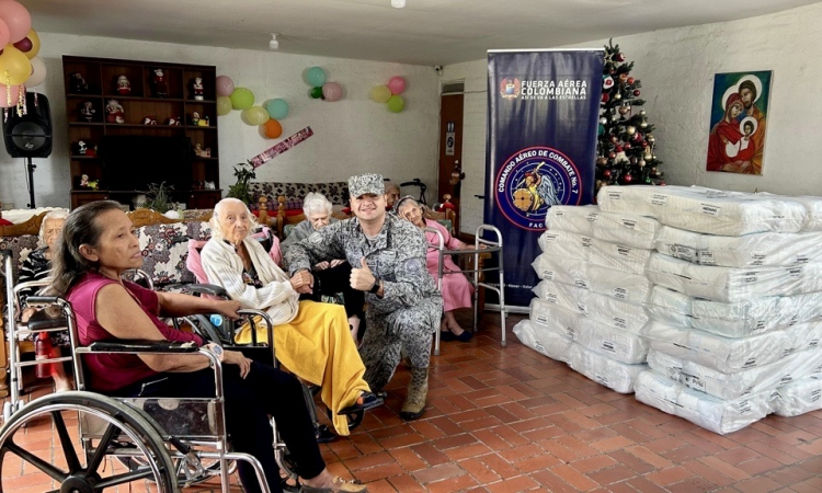 Abuelitos de Cali recibieron dotación de pañales en este inicio de año