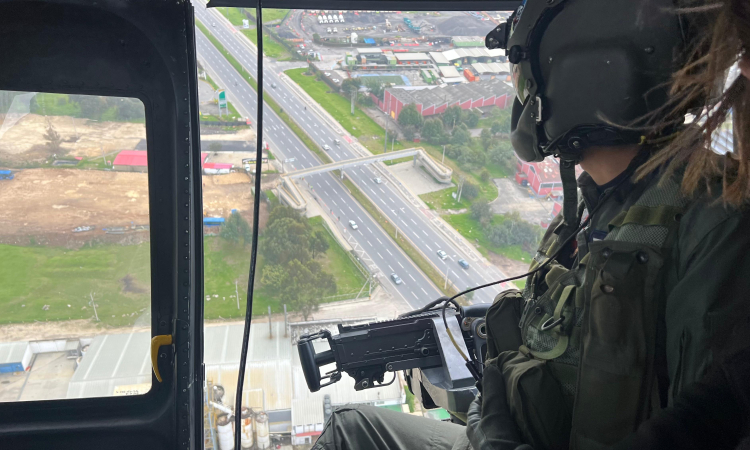 Fuerza Aeroespacial refuerza seguridad vial en Bogotá durante reyes